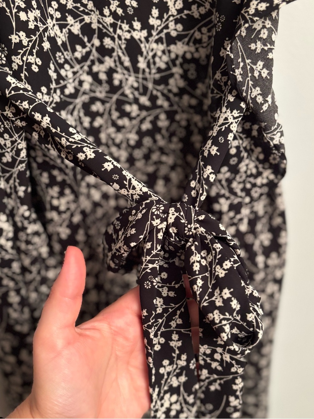 Max Studio Black and Cream Floral Dress - Picture 4 of 7